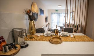 Half Moon Luxury One bedroom - Spacious APT Romantic Getaway with a hot tub, 5 min away from Eastbourne centre , free parking - Eastbourne - 1