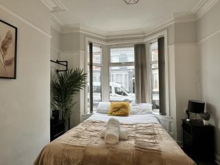 4 Bedroom Anfield House, 7 beds, Free Parking, Garden - 5 mins to LFC, 15 mins to City Centre - 7