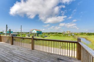 Walk to Crystal Beach Family Home with Deck - Crystal Beach - 9