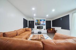Spacious 4BR Gem with Private Hot Tub - 0
