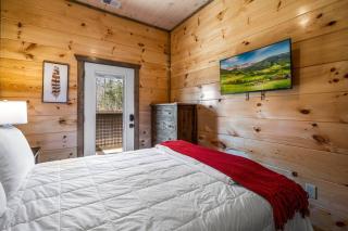 Tranquility/Mountain Cabin/Indoor Pool/Hot Tub/Games/Views - Sevierville - 1