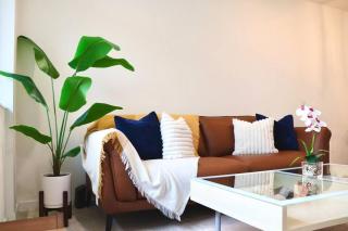 Entire Stunning Townhouse 3br/2.5ba w Parking - 0