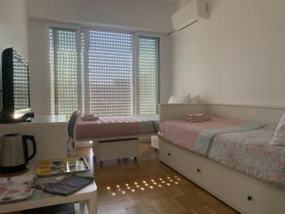 Mirela's Private Room with key, AC, lift & balcony in the center of Nice on the Cote d'Azur - 8