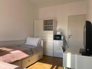 Mirela's Private Room with key, AC, lift & balcony in the center of Nice on the Cote d'Azur - 5