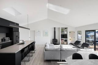 Kinloch Bach with heaps of room! - 2