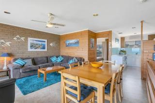 Knights View - 2 14 Merrilli - BYO Linen - Wi-Fi - Beachfront - 4