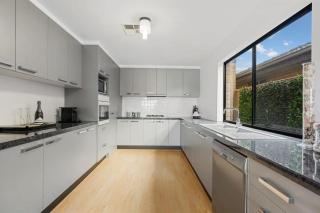 Lakehouse28 Waterfront Resort Living Encounter Bay - BYO Linen - 6