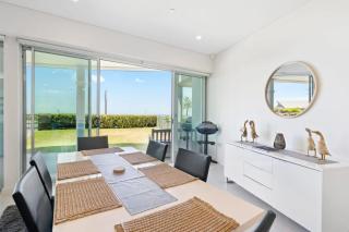Gallery 4 145 Hindmarsh Road Victor Harbor - BYO Linen - Victor Harbor - 1