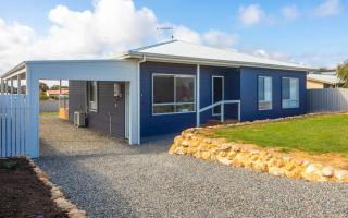 Bryant Blue 10 Bryant Crescent, Goolwa Beach Light-Filled Family Beach House Walk to Goolwa Beach Sleeps 10 Pets Negotiable - 6