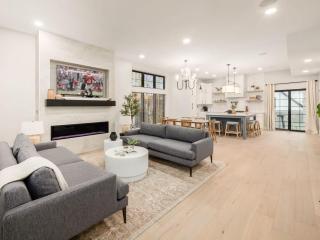 Chateau in the Village - Brand New 3BD 5BA - 7