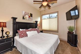 B2 Poolside Palace Top Floor 3 Bdrm Sunset View - 3