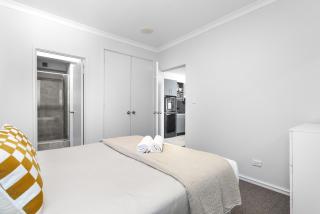 City Living Retreat - Modern 2BR Apartment in East Perth - Perth - 5