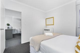 City Living Retreat - Modern 2BR Apartment in East Perth - Perth - 4