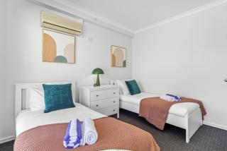 City Living Retreat - Modern 2BR Apartment in East Perth - Perth - 3