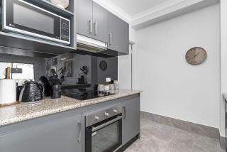 City Living Retreat - Modern 2BR Apartment in East Perth - Perth - 1