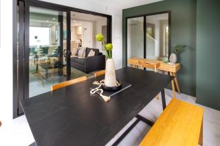 Chic 3-BR CBD Gem in Christchurch: Prime Location - Christchurch - 2