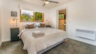 The Birkdale with Heated Pool by Ready Set Stay - BYO Linen and Towels - Sunset Strip - 5