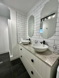 Luxe Palm Studio Villa - In the heart of Edge Hill - Edge Hill - 8