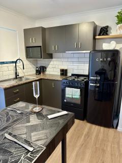 Luxe Palm Studio Villa - In the heart of Edge Hill - Edge Hill - 7