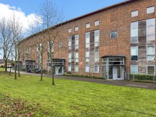 Two Bed London Apt with Balcony - 5