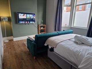 West Beck House Newcastle - Spacious Double Room - 7