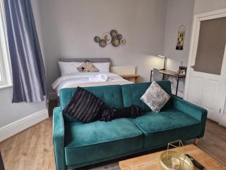 West Beck House Newcastle - Spacious Double Room - 6