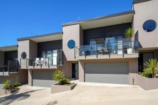 Stylish 4BR Retreat with Water Views - Port Macquarie - 1