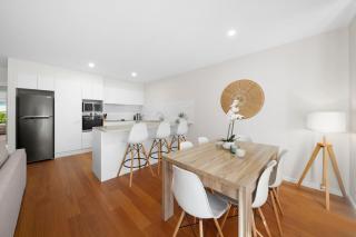 Spacious 4BR w/ Water Views - Port Macquarie - 7