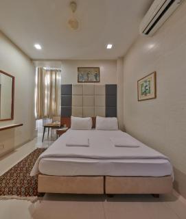 Elphinstone Hotel - Bombay - 8