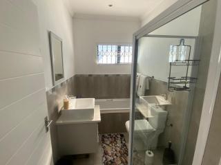 32 On Gill Road Self Catering - Cape Town - 5