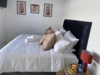 32 On Gill Road Self Catering - Cape Town - 3