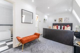 Charming 3-Bedroom London Townhouse Balcony - 1