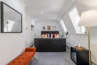 Charming 3-Bedroom London Townhouse Balcony - 6