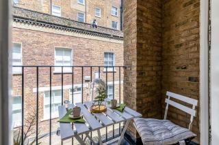 Charming 3-Bedroom London Townhouse Balcony - 9