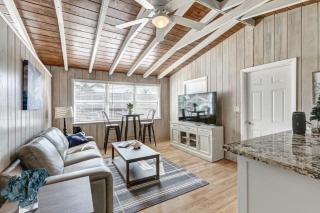 Beautifully Renovated 5 Bedroom with Guest House home - West Palm Beach - 9