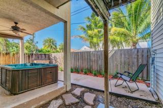 Beautifully Renovated 5 Bedroom with Guest House home - West Palm Beach - 2