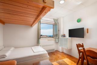 Tina Apartment in Town Centre with Free Parking - Makarska - 0