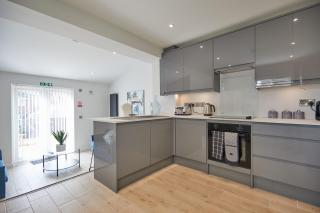 Unique 5 Bedroom Fully upgraded with Parking x4 - Earlham - 4