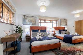 Stunning 3 Bed 2 Bath Detached Village Home - Cheltenham - 0