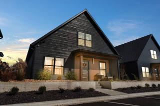 The Luxx - ALL NEW / 4 BD / Poolside / Hot Tub / Lake View - Hollister - 0