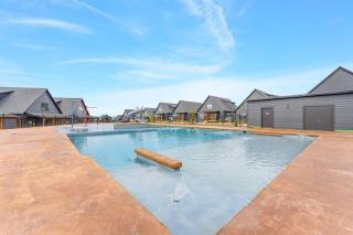 The Luxx - ALL NEW / 4 BD / Poolside / Hot Tub / Lake View - Hollister - 7
