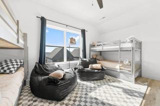 The Luxx - ALL NEW / 4 BD / Poolside / Hot Tub / Lake View - 6