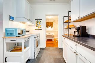Lovely Mobile Home with Smart TV 2 Mi to Downtown! - Mobile - 9