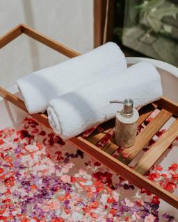Serene Pool & Skylight Bathtub in Canggu, 5mins walk to the Beach - Canggu - 6