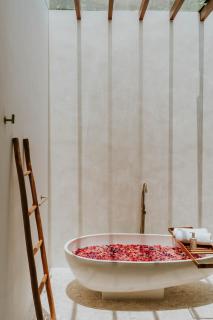 Serene Pool & Skylight Bathtub in Canggu, 5mins walk to the Beach - Canggu - 3