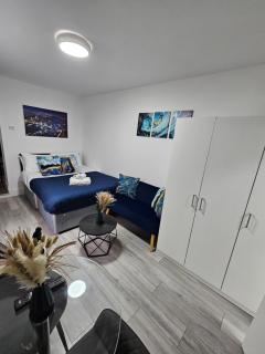 Cozy Ground-Floor Studio, Excellent City Access - 0