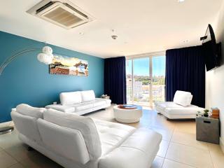 Family Apartment on Palm Beach. No car needed - Palm-Eagle Beach - 0