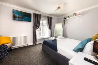 Rare Free Parking in Heart of the City - Highly Rated Townhouse & Garden - Peaceful Area Less Than 5min Walk to Beach, Shops, Bars, Arena, Marina, Parks - 1