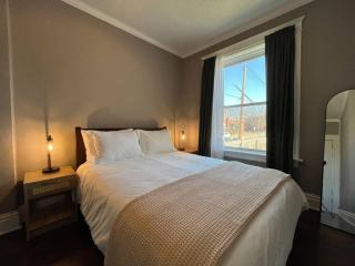 Cozy 2BR-1BA Backyard & King Bed - Soulard - 9