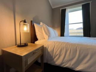Cozy 2BR-1BA Backyard & King Bed - Soulard - 5